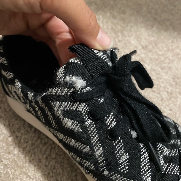 TOMS women’s striped sneakers size 7! - Picture 7 of 11